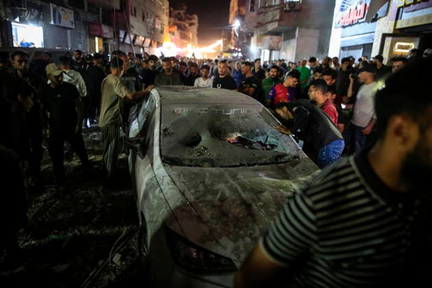 Gaza Rimal District Rocked Strikes Palestinians gather near a damaged car at the site of an airstrike in the Al-Rimal neighborhood of central Gaza City on May 26, 2026, after seven Israeli airstrikes hit a residential building and caused heavy damage to nearby vehicles and commercial shops. Several people were killed and others injured in the strikes, including passersby who had been shopping ahead of Eid. Gaza Gaza Strip Palestinian Territories Copyright: xSaeedxJarasx