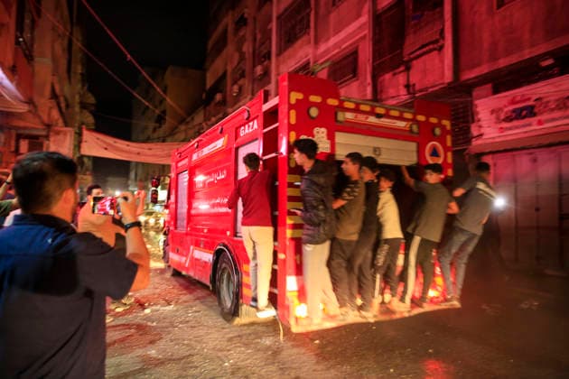 Gaza Rimal District Rocked Strikes Palestinians gather near a fire truck at the site of an airstrike in the Al-Rimal neighborhood of central Gaza City on May 26, 2026, after seven Israeli airstrikes hit a residential building and caused heavy damage to nearby vehicles and commercial shops. Several people were killed and others injured in the strikes, including passersby who had been shopping ahead of Eid. Gaza Gaza Strip Palestinian Territories Copyright: xSaeedxJarasx