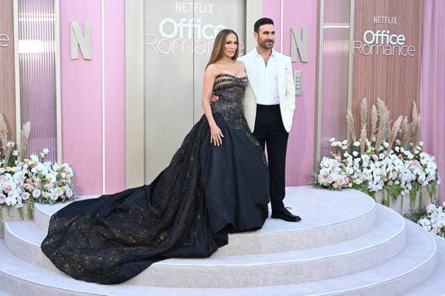 Premiere mondiale de la serie Office Romance a Los Angeles LOS ANGELES, CALIFORNIA MAY 26 Jennifer Lopez and Brett Goldstein at the world premiere of Netflix s Office Romance at The Egyptian Theatre Hollywood on May 26, 2026 in Los Angeles, California Credit Michael Mattes AdMedia 456806 2026 05 26 Los Angeles Etats Unis  Copyright: xAdMediax STAR_456806_001