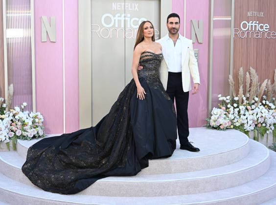 Premiere mondiale de la serie Office Romance a Los Angeles LOS ANGELES, CALIFORNIA MAY 26 Jennifer Lopez and Brett Goldstein at the world premiere of Netflix s Office Romance at The Egyptian Theatre Hollywood on May 26, 2026 in Los Angeles, California Credit Michael Mattes AdMedia 456806 2026 05 26 Los Angeles Etats Unis  Copyright: xAdMediax STAR_456806_023