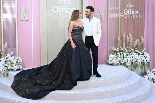Premiere mondiale de la serie Office Romance a Los Angeles LOS ANGELES, CALIFORNIA MAY 26 Jennifer Lopez and Brett Goldstein at the world premiere of Netflix s Office Romance at The Egyptian Theatre Hollywood on May 26, 2026 in Los Angeles, California Credit Michael Mattes AdMedia 456806 2026 05 26 Los Angeles Etats Unis  Copyright: xAdMediax STAR_456806_025