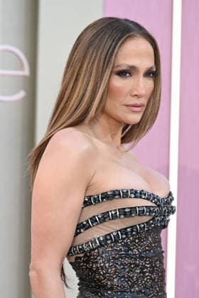 Premiere mondiale de la serie Office Romance a Los Angeles LOS ANGELES, CALIFORNIA MAY 26 Jennifer Lopez at the world premiere of Netflix s Office Romance at The Egyptian Theatre Hollywood on May 26, 2026 in Los Angeles, California Credit Michael Mattes AdMedia 456806 2026 05 26 Los Angeles Etats Unis  Copyright: xAdMediax STAR_456806_029