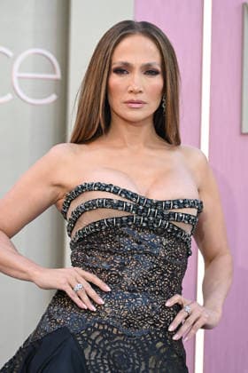 Premiere mondiale de la serie Office Romance a Los Angeles LOS ANGELES, CALIFORNIA MAY 26 Jennifer Lopez at the world premiere of Netflix s Office Romance at The Egyptian Theatre Hollywood on May 26, 2026 in Los Angeles, California Credit Michael Mattes AdMedia 456806 2026 05 26 Los Angeles Etats Unis  Copyright: xAdMediax STAR_456806_058