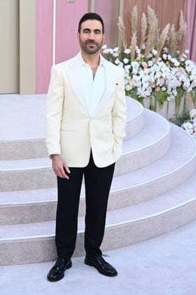 Premiere mondiale de la serie Office Romance a Los Angeles LOS ANGELES, CALIFORNIA MAY 26 Brett Goldstein at the world premiere of Netflix s Office Romance at The Egyptian Theatre Hollywood on May 26, 2026 in Los Angeles, California Credit Michael Mattes AdMedia 456806 2026 05 26 Los Angeles Etats Unis  Copyright: xAdMediax STAR_456806_064