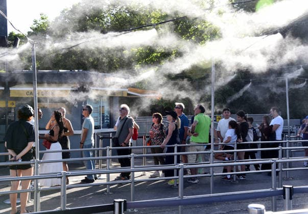 Heatwave Hits Paris Tourists and Parisians cool themselves at the Eiffel Tower as a heat wave hits in Paris, France on May 26, 2026. Photo by Alain Apaydin ABACAPRESS Paris France  Copyright: xApaydinxAlain ABACAx