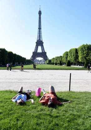 Heatwave Hits Paris Tourists and Parisians cool themselves at the Eiffel Tower as a heat wave hits in Paris, France on May 26, 2026. Photo by Alain Apaydin ABACAPRESS Paris France  Copyright: xApaydinxAlain ABACAx