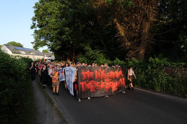 Demonstranten laufen mit Banner Die Häuser denen, die sie brauchen in der Straße Alter Tornow auf der Halbinsel Hermannswerder während einer Demonstration gegen die Räumung des ehemals besetzten Hauses Tornowstraße 40, Potsdam, 26. Mai 2026. Hausbesetzer-Demo in Potsdam *** Demonstrators walk with banner Die Häuser denen sie brauchen in the street Alter Tornow on the Hermannswerder peninsula during a demonstration against the eviction of the formerly squatted house Tornowstraße 40, Potsdam, May 26, 2026 Squatters demonstration in Potsdam
