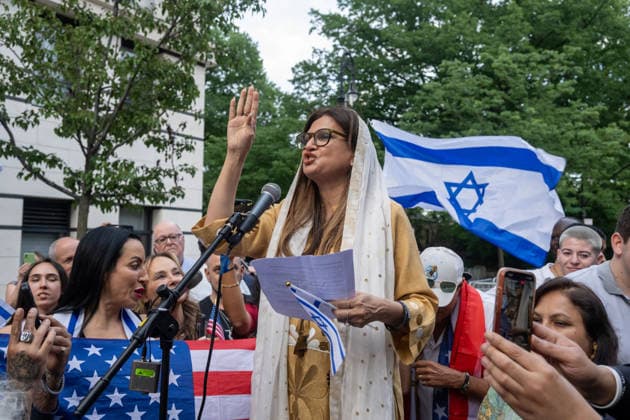 Jews Protest Mayor Mamdani Antisemitism Support Outside Gracie Mansion in New York, USA - 26 May 2026 Anila Ali, president of the American Muslim & Multifaith Women s Empowerment Council, speaks as hundreds of Jewish New Yorkers and allies protest calling for the removal of New York City Mayor Zohran Mamdani outside Gracie Mansion. New York United States Copyright: xRonxAdarx xSOPAxImagesx _radar_anti-mamdani_20260526_00713