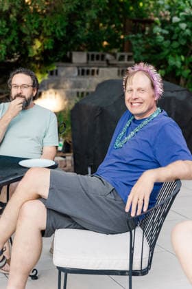 IMAGO Creative, Lifestyle, Feste im Garten #2 Man wearing party crown sitting outdoors Boise, Idaho, United States CR_PHZD2605257D-1990279-01 ,model released, Symbolfoto