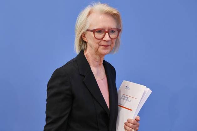 Berlin, Deutschland, 27.05.2026: Bundespressekonferenz: Vorstellung des Frühjahrsgutachten 2026 - Sachverständigenrat zur Begutachtung der gesamtwirtschaftlichen Entwicklung: Monika Schnitzer *** Berlin, Germany, 27 05 2026 Federal Press Conference Presentation of the Spring Report 2026 German Council of Economic Experts Monika Schnitzer Copyright: xdtsxNachrichtenagenturx dts_120802