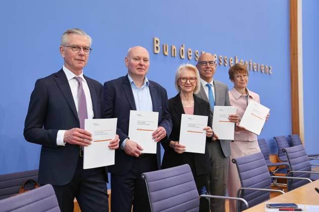 Berlin, Deutschland, 27.05.2026: Bundespressekonferenz: Vorstellung des Frühjahrsgutachten 2026 - Sachverständigenrat zur Begutachtung der gesamtwirtschaftlichen Entwicklung: L-R: Martin Werding, Achim Truger, Monika Schnitzer, Gabriel Felbermayr, Veronika Grimm *** Berlin, Germany, 27 05 2026 Federal Press Conference Presentation of the Spring Report 2026 German Council of Economic Experts L R Martin Werding, Achim Truger, Monika Schnitzer, Gabriel Felbermayr, Veronika Grimm Copyright: xdtsxNachrichtenagenturx dts_120804