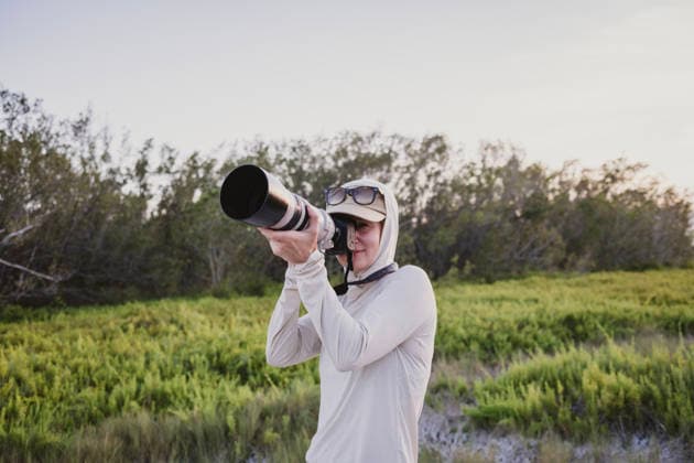 Female birder with large camera and sun shirt in Florida Everglades Everglades City, Florida, United States CR_SSNF260525E1-2015736-01 ,model released, Symbolfoto