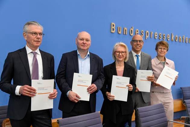 ABB BPK-GUTACHTEN - Prof. Dr. Martin Werding Prof. Dr. Achim Truger Prof. Prof. Dr. Dr. h.c. Monika Schnitzer, Vorsitzende Prof. Dr. Gabriel Felbermayr, Prof. Dr. Veronika Grimm Bericht zum Thema Vorstellung des Fruehjahrsgutachten 2026-Sachverstaendigenrat zur Begutachtung der gesamtwirtschaftlichen Entwicklung auf der BPK Bundespressekonferenz in Berlin am 27.05.2026 Berlin Deutschland *** ABB BPK GUTACHTEN Prof Dr Martin Werding Prof Dr Achim Truger Prof Prof Prof Dr Dr h c Monika Schnitzer, Chairwoman Prof Dr Gabriel Felbermayr, Prof Dr Veronika Grimm Report on the presentation of the Fruehjahrsgutachten 2026 Sachverstaendigenrat zur Begutachtung der gesamtwirtschaftlichen Entwicklung at the BPK Federal Press Conference in Berlin on 27