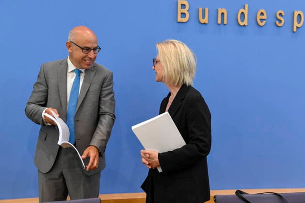 ABB BPK-GUTACHTEN - Prof. Dr. Martin Werding Monika Schnitzer, Vorsitzende Bericht zum Thema Vorstellung des Fruehjahrsgutachten 2026-Sachverstaendigenrat zur Begutachtung der gesamtwirtschaftlichen Entwicklung auf der BPK Bundespressekonferenz in Berlin am 27.05.2026 Berlin Deutschland *** ABB BPK GUTACHTEN Prof Dr Martin Werding Monika Schnitzer, Chairwoman Report on the presentation of the Fruehjahrsgutachten 2026 Sachverstaendigenrat zur Begutachtung der gesamtwirtschaftlichen Entwicklung at the BPK Federal Press Conference in Berlin on 27 05 2026 Berlin Germany