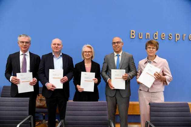 ABB BPK-GUTACHTEN - Prof. Dr. Martin Werding Prof. Dr. Achim Truger Prof. Prof. Dr. Dr. h.c. Monika Schnitzer, Vorsitzende Prof. Dr. Gabriel Felbermayr, Prof. Dr. Veronika Grimm Bericht zum Thema Vorstellung des Fruehjahrsgutachten 2026-Sachverstaendigenrat zur Begutachtung der gesamtwirtschaftlichen Entwicklung auf der BPK Bundespressekonferenz in Berlin am 27.05.2026 Berlin Deutschland *** ABB BPK GUTACHTEN Prof Dr Martin Werding Prof Dr Achim Truger Prof Prof Prof Dr Dr h c Monika Schnitzer, Chairwoman Prof Dr Gabriel Felbermayr, Prof Dr Veronika Grimm Report on the presentation of the Fruehjahrsgutachten 2026 Sachverstaendigenrat zur Begutachtung der gesamtwirtschaftlichen Entwicklung at the BPK Federal Press Conference in Berlin on 27