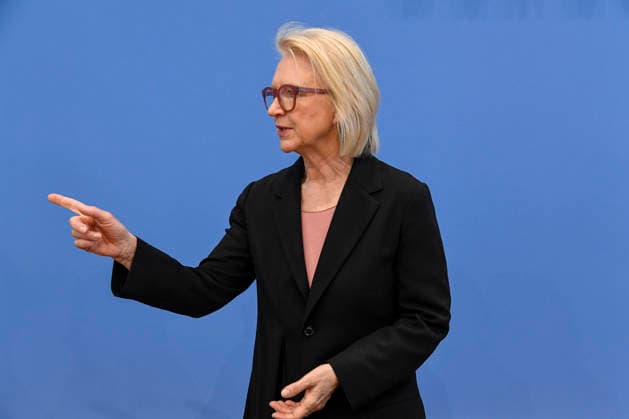 ABB BPK-GUTACHTEN - Prof. Prof. Dr. Dr. h.c. Monika Schnitzer, Vorsitzende Bericht zum Thema Vorstellung des Fruehjahrsgutachten 2026-Sachverstaendigenrat zur Begutachtung der gesamtwirtschaftlichen Entwicklung auf der BPK Bundespressekonferenz in Berlin am 27.05.2026 Berlin Deutschland *** ABB BPK GUTACHTEN Prof Prof Prof Dr Dr h c Monika Schnitzer, Chairwoman Report on the presentation of the 2026 Spring Report of the German Council of Economic Experts at the BPK Federal Press Conference in Berlin on 27 05 2026 Berlin Germany