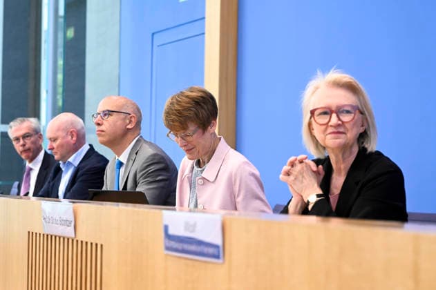 ABB BPK-GUTACHTEN - Prof. Dr. Martin Werding Prof. Dr. Achim Truger Prof. Prof. Dr. Dr. h.c. Monika Schnitzer, Vorsitzende Prof. Dr. Gabriel Felbermayr, Prof. Dr. Veronika Grimm Bericht zum Thema Vorstellung des Fruehjahrsgutachten 2026-Sachverstaendigenrat zur Begutachtung der gesamtwirtschaftlichen Entwicklung auf der BPK Bundespressekonferenz in Berlin am 27.05.2026 Berlin Deutschland *** ABB BPK GUTACHTEN Prof Dr Martin Werding Prof Dr Achim Truger Prof Prof Prof Dr Dr h c Monika Schnitzer, Chairwoman Prof Dr Gabriel Felbermayr, Prof Dr Veronika Grimm Report on the presentation of the Fruehjahrsgutachten 2026 Sachverstaendigenrat zur Begutachtung der gesamtwirtschaftlichen Entwicklung at the BPK Federal Press Conference in Berlin on 27