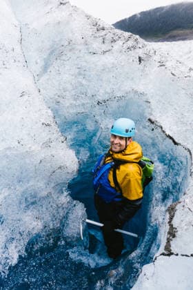 Man in helmet smiling in hole in glacier on adventure on vacation Skagway, Alaska, United States CR_WVNP260525E-1981709-01 ,model released, Symbolfoto
