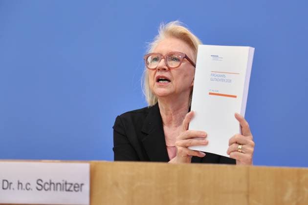Berlin, Deutschland, 27.05.2026: Bundespressekonferenz: Vorstellung des Frühjahrsgutachten 2026 - Sachverständigenrat zur Begutachtung der gesamtwirtschaftlichen Entwicklung: Monika Schnitzer *** Berlin, Germany, 27 05 2026 Federal Press Conference Presentation of the Spring Report 2026 German Council of Economic Experts Monika Schnitzer Copyright: xdtsxNachrichtenagenturx dts_120809