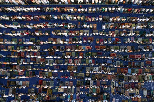 (260527) -- JAKARTA, May 27, 2026 -- An aerial drone photo taken on May 27, 2026 shows people performing Eid al-Adha prayers in Jakarta, Indonesia. ) INDONESIA-JAKARTA-EID AL-ADHA-PRAYER VerixSanovri 