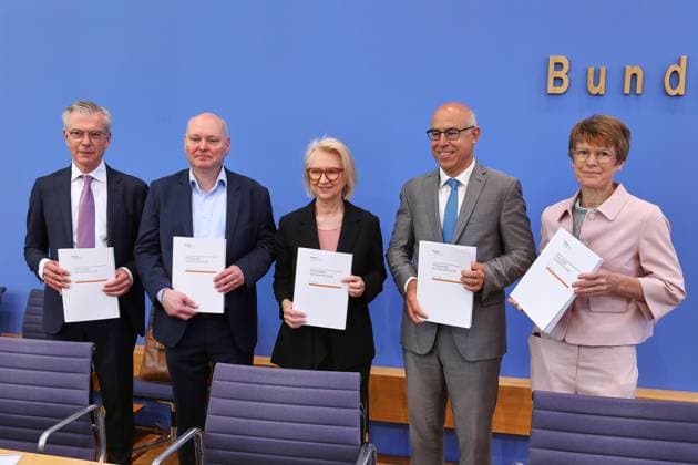 Berlin, Deutschland, 27.05.2026: Bundespressekonferenz: Vorstellung des Frühjahrsgutachten 2026 - Sachverständigenrat zur Begutachtung der gesamtwirtschaftlichen Entwicklung: L-R: Martin Werding, Achim Truger, Monika Schnitzer, Gabriel Felbermayr, Veronika Grimm *** Berlin, Germany, 27 05 2026 Federal Press Conference Presentation of the Spring Report 2026 German Council of Economic Experts L R Martin Werding, Achim Truger, Monika Schnitzer, Gabriel Felbermayr, Veronika Grimm Copyright: xdtsxNachrichtenagenturx dts_120841