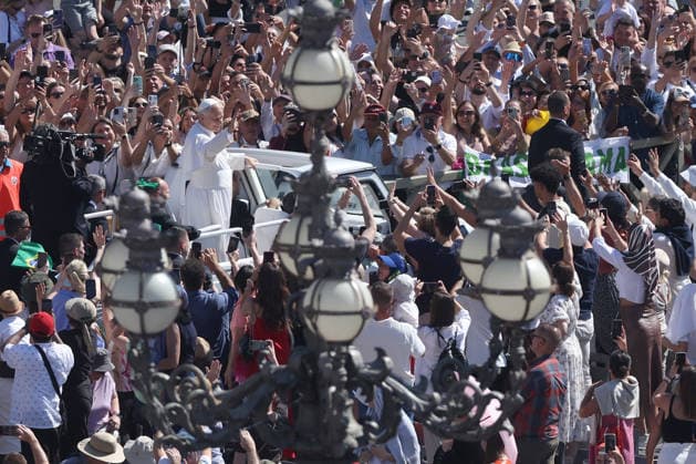 IPA85104505 - Vatican City - Italy, May 27, 2026: The pontiff s greeting to the faithful gathered in the square on the Popemobile. Pope Leo XIV presides over Wednesday General Audience in St. Peter s Square This morning thousands of faithful and pilgrims from around the world gathered in St. Peter s Square to participate in the Wednesday General Audience with Pope Leo XIV. It was a time of prayer, listening and communion that filled the square with hope, reflection and joy.  Copyright: xmarcoxiacobuccix xmarcoxiacobuccix 85104505