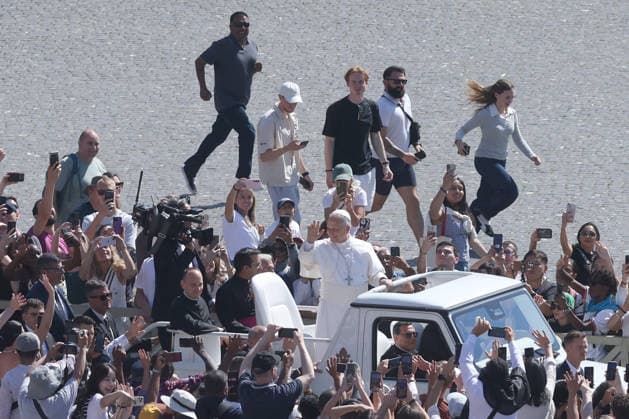 IPA85104514 - Vatican City - Italy, May 27, 2026: The pontiff s greeting to the faithful gathered in the square on the Popemobile. Pope Leo XIV presides over Wednesday General Audience in St. Peter s Square This morning thousands of faithful and pilgrims from around the world gathered in St. Peter s Square to participate in the Wednesday General Audience with Pope Leo XIV. It was a time of prayer, listening and communion that filled the square with hope, reflection and joy.  Copyright: xmarcoxiacobuccix xmarcoxiacobuccix 85104514