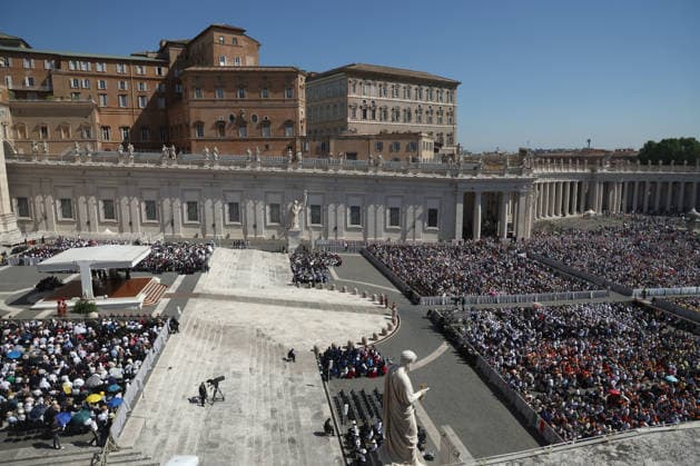 IPA85104558 - Vatican City - Italy, May 27, 2026: Pope Leo XIV presides over the Wednesday General Audience in St. Peter s Square. This morning thousands of faithful and pilgrims from around the world gathered in St. Peter s Square to participate in the Wednesday General Audience with Pope Leo XIV. It was a time of prayer, listening and communion that filled the square with hope, reflection and joy.  Copyright: xmarcoxiacobuccix xmarcoxiacobuccix 85104558