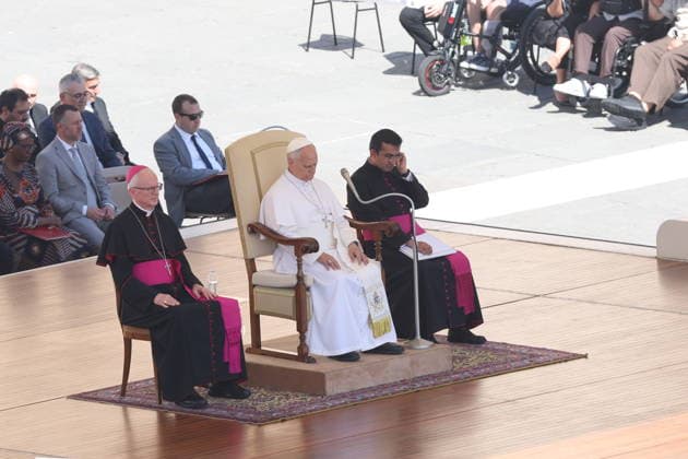 IPA85104572 - Vatican City - Italy, May 27, 2026: Pope Leo XIV presides at Wednesday General Audience in St. Peter s Square This morning thousands of faithful and pilgrims from around the world gathered in St. Peter s Square to participate in the Wednesday General Audience with Pope Leo XIV. It was a time of prayer, listening and communion that filled the square with hope, reflection and joy.  Copyright: xmarcoxiacobuccix xmarcoxiacobuccix 85104572