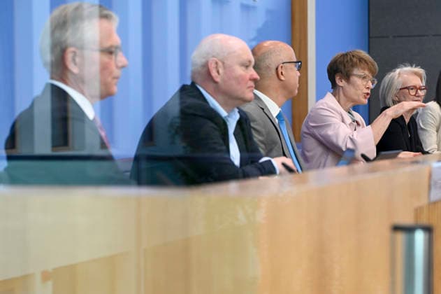 ABB BPK-GUTACHTEN - Prof. Dr. Martin Werding Prof. Dr. Achim Truger Prof. Dr. Dr. h.c. Monika Schnitzer, Vorsitzende Prof. Dr. Gabriel Felbermayr, Prof. Dr. Veronika Grimm Bericht zum Thema Vorstellung des Fruehjahrsgutachten 2026-Sachverstaendigenrat zur Begutachtung der gesamtwirtschaftlichen Entwicklung auf der BPK Bundespressekonferenz in Berlin am 27.05.2026 Berlin Deutschland *** ABB BPK GUTACHTEN Prof Dr Martin Werding Prof Dr Achim Truger Prof Dr Dr h c Monika Schnitzer, Chairwoman Prof Dr Gabriel Felbermayr, Prof Dr Veronika Grimm Report on the presentation of the Fruehjahrsgutachten 2026 Sachverstaendigenrat zur Begutachtung der gesamtwirtschaftlichen Entwicklung at the BPK Federal Press Conference in Berlin on 27 05 2026 Berlin