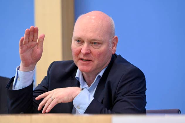ABB BPK-GUTACHTEN - Prof. Dr. Achim Truger Bericht zum Thema Vorstellung des Fruehjahrsgutachten 2026-Sachverstaendigenrat zur Begutachtung der gesamtwirtschaftlichen Entwicklung auf der BPK Bundespressekonferenz in Berlin am 27.05.2026 Berlin Deutschland *** ABB BPK GUTACHTEN Prof Dr Achim Truger Report on the presentation of the 2026 Spring Report of the German Council of Economic Experts at the BPK Federal Press Conference in Berlin on 27 05 2026 Berlin Germany