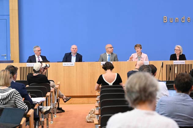 ABB BPK-GUTACHTEN - Prof. Dr. Martin Werding Prof. Dr. Achim Truger Prof. Dr. Dr. h.c. Monika Schnitzer, Vorsitzende Prof. Dr. Gabriel Felbermayr, Prof. Dr. Veronika Grimm Bericht zum Thema Vorstellung des Fruehjahrsgutachten 2026-Sachverstaendigenrat zur Begutachtung der gesamtwirtschaftlichen Entwicklung auf der BPK Bundespressekonferenz in Berlin am 27.05.2026 Berlin Deutschland *** ABB BPK GUTACHTEN Prof Dr Martin Werding Prof Dr Achim Truger Prof Dr Dr h c Monika Schnitzer, Chairwoman Prof Dr Gabriel Felbermayr, Prof Dr Veronika Grimm Report on the presentation of the 2026 Spring Report of the German Council of Economic Experts at the BPK Federal Press Conference in Berlin on 27 05 2026 Berlin Germany