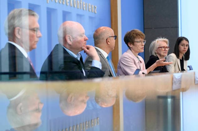 ABB BPK-GUTACHTEN - Prof. Dr. Martin Werding Prof. Dr. Achim Truger Prof. Dr. Dr. h.c. Monika Schnitzer, Vorsitzende Prof. Dr. Gabriel Felbermayr, Prof. Dr. Veronika Grimm Bericht zum Thema Vorstellung des Fruehjahrsgutachten 2026-Sachverstaendigenrat zur Begutachtung der gesamtwirtschaftlichen Entwicklung auf der BPK Bundespressekonferenz in Berlin am 27.05.2026 Berlin Deutschland *** ABB BPK GUTACHTEN Prof Dr Martin Werding Prof Dr Achim Truger Prof Dr Dr h c Monika Schnitzer, Chairwoman Prof Dr Gabriel Felbermayr, Prof Dr Veronika Grimm Report on the presentation of the Fruehjahrsgutachten 2026 Sachverstaendigenrat zur Begutachtung der gesamtwirtschaftlichen Entwicklung at the BPK Federal Press Conference in Berlin on 27 05 2026 Berlin