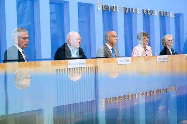 ABB BPK-GUTACHTEN - Prof. Dr. Martin Werding Prof. Dr. Achim Truger Prof. Dr. Dr. h.c. Monika Schnitzer, Vorsitzende Prof. Dr. Gabriel Felbermayr, Prof. Dr. Veronika Grimm Bericht zum Thema Vorstellung des Fruehjahrsgutachten 2026-Sachverstaendigenrat zur Begutachtung der gesamtwirtschaftlichen Entwicklung auf der BPK Bundespressekonferenz in Berlin am 27.05.2026 Berlin Deutschland *** ABB BPK GUTACHTEN Prof Dr Martin Werding Prof Dr Achim Truger Prof Dr Dr h c Monika Schnitzer, Chairwoman Prof Dr Gabriel Felbermayr, Prof Dr Veronika Grimm Report on the presentation of the Fruehjahrsgutachten 2026 Sachverstaendigenrat zur Begutachtung der gesamtwirtschaftlichen Entwicklung at the BPK Federal Press Conference in Berlin on 27 05 2026 Berlin