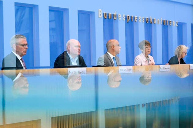 ABB BPK-GUTACHTEN - Prof. Dr. Martin Werding Prof. Dr. Achim Truger Prof. Dr. Dr. h.c. Monika Schnitzer, Vorsitzende Prof. Dr. Gabriel Felbermayr, Prof. Dr. Veronika Grimm Bericht zum Thema Vorstellung des Fruehjahrsgutachten 2026-Sachverstaendigenrat zur Begutachtung der gesamtwirtschaftlichen Entwicklung auf der BPK Bundespressekonferenz in Berlin am 27.05.2026 Berlin Deutschland *** ABB BPK GUTACHTEN Prof Dr Martin Werding Prof Dr Achim Truger Prof Dr Dr h c Monika Schnitzer, Chairwoman Prof Dr Gabriel Felbermayr, Prof Dr Veronika Grimm Report on the presentation of the Fruehjahrsgutachten 2026 Sachverstaendigenrat zur Begutachtung der gesamtwirtschaftlichen Entwicklung at the BPK Federal Press Conference in Berlin on 27 05 2026 Berlin
