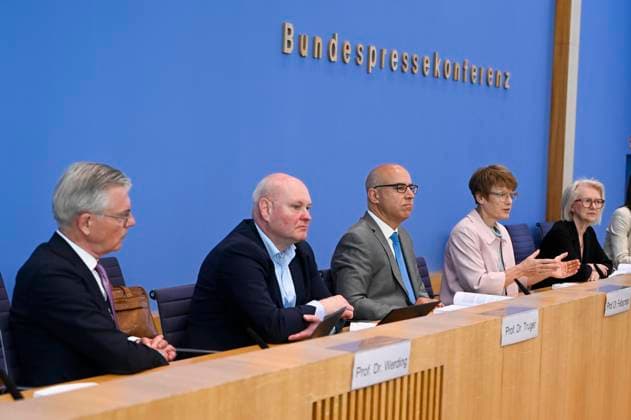 ABB BPK-GUTACHTEN - Prof. Dr. Martin Werding Prof. Dr. Achim Truger Prof. Dr. Dr. h.c. Monika Schnitzer, Vorsitzende Prof. Dr. Gabriel Felbermayr, Prof. Dr. Veronika Grimm Bericht zum Thema Vorstellung des Fruehjahrsgutachten 2026-Sachverstaendigenrat zur Begutachtung der gesamtwirtschaftlichen Entwicklung auf der BPK Bundespressekonferenz in Berlin am 27.05.2026 Berlin Deutschland *** ABB BPK GUTACHTEN Prof Dr Martin Werding Prof Dr Achim Truger Prof Dr Dr h c Monika Schnitzer, Chairwoman Prof Dr Gabriel Felbermayr, Prof Dr Veronika Grimm Report on the presentation of the Fruehjahrsgutachten 2026 Sachverstaendigenrat zur Begutachtung der gesamtwirtschaftlichen Entwicklung at the BPK Federal Press Conference in Berlin on 27 05 2026 Berlin