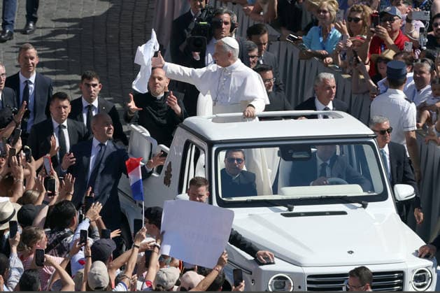 IPA85104471 - Vatican City - Italy, May 27, 2026: The pontiff s greeting to the faithful gathered in the square on the pope mobile. Pope Leo XIV presides over the Wednesday General Audience in St. Peter s Square This morning thousands of faithful and pilgrims from all over the world gathered in St. Peter s Square to participate in the Wednesday General Audience with Pope Leo XIV. It was a time of prayer, listening and communion that filled the square with hope, reflection and joy.  Copyright: xmarcoxiacobuccix xmarcoxiacobuccix 85104471