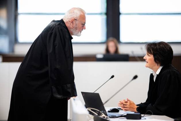 27.05.2026 - Urteilsverkündung beim Prozess gegen Daniela Klette: Der mutmaßlichen RAF-Terroristin wird versuchter Mord und die Beteiligung an bewaffneten Raubüberfällen vorgeworfen, die in einer umgebauten Reithalle vor dem Landgericht Verden (Aller) in Niedersachsen verhandelt wird. Die Staatsanwaltschaft fordert 15 Jahre Haft. Im Bild: Steffen Hörning (Anwalt der Nebenklage) mit Dr. Annette Marquardt (Staatsanwältin). , *** 27 05 2026 Verdict announced at the trial against Daniela Klette The alleged RAF terrorist is accused of attempted murder and involvement in armed robberies, which is being tried in a converted riding arena at the Verden Aller Regional Court in Lower Saxony The public prosecutors office is demanding 15 yea