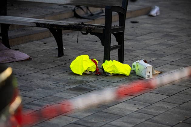 Brandanschlag auf Wohnhaus Explosion vermutet 9 Betroffene Am 27.05.2026 kam es in Groß-Umstadt – Ortsteil Richen – zu einem mutmaßlichen Brandanschlag vor einem Mehrfamilienhaus. Gegen 5 Uhr meldeten Zeugen über den Notruf einen lauten Knall sowie ein Feuer vor dem Gebäude. Durch die Flammen und die Druckwelle wurde unter anderem die Haustür des Mehrfamilienhauses beschädigt. Verletzt wurde niemand, die Feuerwehr löschte die letzten Flammen schnell. Laut Zeugenaussagen sollen zwei bislang unbekannte, als groß und schlank beschriebene Männer anschließend vom Tatort weggelaufen und mit einem Fahrzeug weggefahren sein. Die Polizei leitete umgehend Fahndungsmaßnahmen ein. Die Ermittlungen werden gemeinsam mit dem Hessischen Landeskriminalamt geführt. Groß-Umstadt Richen Hessen Deutschland *** Arson attack on residential building Explosion suspected 9 people affected On 27 05 2026, there was a suspected arson attack on a residential building in Groß Umstadt in the district of Richen Traces at th