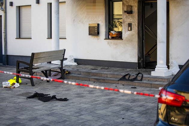 Brandanschlag auf Wohnhaus Explosion vermutet 9 Betroffene Am 27.05.2026 kam es in Groß-Umstadt – Ortsteil Richen – zu einem mutmaßlichen Brandanschlag vor einem Mehrfamilienhaus. Gegen 5 Uhr meldeten Zeugen über den Notruf einen lauten Knall sowie ein Feuer vor dem Gebäude. Durch die Flammen und die Druckwelle wurde unter anderem die Haustür des Mehrfamilienhauses beschädigt. Verletzt wurde niemand, die Feuerwehr löschte die letzten Flammen schnell. Laut Zeugenaussagen sollen zwei bislang unbekannte, als groß und schlank beschriebene Männer anschließend vom Tatort weggelaufen und mit einem Fahrzeug weggefahren sein. Die Polizei leitete umgehend Fahndungsmaßnahmen ein. Die Ermittlungen werden gemeinsam mit dem Hessischen Landeskriminalamt geführt. Groß-Umstadt Richen Hessen Deutschland *** Arson attack on residential building Explosion suspected 9 people affected On 27 05 2026, there was a suspected arson attack on a residential building in Groß Umstadt in the district of Richen Traces at th