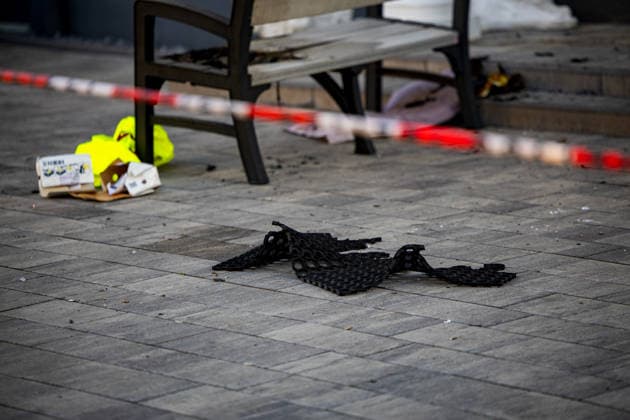 Brandanschlag auf Wohnhaus Explosion vermutet 9 Betroffene Am 27.05.2026 kam es in Groß-Umstadt – Ortsteil Richen – zu einem mutmaßlichen Brandanschlag vor einem Mehrfamilienhaus. Gegen 5 Uhr meldeten Zeugen über den Notruf einen lauten Knall sowie ein Feuer vor dem Gebäude. Durch die Flammen und die Druckwelle wurde unter anderem die Haustür des Mehrfamilienhauses beschädigt. Verletzt wurde niemand, die Feuerwehr löschte die letzten Flammen schnell. Laut Zeugenaussagen sollen zwei bislang unbekannte, als groß und schlank beschriebene Männer anschließend vom Tatort weggelaufen und mit einem Fahrzeug weggefahren sein. Die Polizei leitete umgehend Fahndungsmaßnahmen ein. Die Ermittlungen werden gemeinsam mit dem Hessischen Landeskriminalamt geführt. Groß-Umstadt Richen Hessen Deutschland *** Arson attack on residential building Explosion suspected 9 people affected On 27 05 2026, there was a suspected arson attack on a residential building in Groß Umstadt in the district of Richen Traces at th