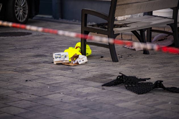 Brandanschlag auf Wohnhaus Explosion vermutet 9 Betroffene Am 27.05.2026 kam es in Groß-Umstadt – Ortsteil Richen – zu einem mutmaßlichen Brandanschlag vor einem Mehrfamilienhaus. Gegen 5 Uhr meldeten Zeugen über den Notruf einen lauten Knall sowie ein Feuer vor dem Gebäude. Durch die Flammen und die Druckwelle wurde unter anderem die Haustür des Mehrfamilienhauses beschädigt. Verletzt wurde niemand, die Feuerwehr löschte die letzten Flammen schnell. Laut Zeugenaussagen sollen zwei bislang unbekannte, als groß und schlank beschriebene Männer anschließend vom Tatort weggelaufen und mit einem Fahrzeug weggefahren sein. Die Polizei leitete umgehend Fahndungsmaßnahmen ein. Die Ermittlungen werden gemeinsam mit dem Hessischen Landeskriminalamt geführt. Groß-Umstadt Richen Hessen Deutschland *** Arson attack on residential building Explosion suspected 9 people affected On 27 05 2026, there was a suspected arson attack on a residential building in Groß Umstadt in the district of Richen Traces at th