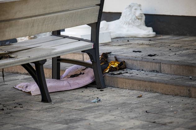 Brandanschlag auf Wohnhaus Explosion vermutet 9 Betroffene Am 27.05.2026 kam es in Groß-Umstadt – Ortsteil Richen – zu einem mutmaßlichen Brandanschlag vor einem Mehrfamilienhaus. Gegen 5 Uhr meldeten Zeugen über den Notruf einen lauten Knall sowie ein Feuer vor dem Gebäude. Durch die Flammen und die Druckwelle wurde unter anderem die Haustür des Mehrfamilienhauses beschädigt. Verletzt wurde niemand, die Feuerwehr löschte die letzten Flammen schnell. Laut Zeugenaussagen sollen zwei bislang unbekannte, als groß und schlank beschriebene Männer anschließend vom Tatort weggelaufen und mit einem Fahrzeug weggefahren sein. Die Polizei leitete umgehend Fahndungsmaßnahmen ein. Die Ermittlungen werden gemeinsam mit dem Hessischen Landeskriminalamt geführt. Groß-Umstadt Richen Hessen Deutschland *** Arson attack on residential building Explosion suspected 9 people affected On 27 05 2026, there was a suspected arson attack on a residential building in Groß Umstadt in the district of Richen Traces at th
