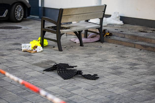 Brandanschlag auf Wohnhaus Explosion vermutet 9 Betroffene Am 27.05.2026 kam es in Groß-Umstadt – Ortsteil Richen – zu einem mutmaßlichen Brandanschlag vor einem Mehrfamilienhaus. Gegen 5 Uhr meldeten Zeugen über den Notruf einen lauten Knall sowie ein Feuer vor dem Gebäude. Durch die Flammen und die Druckwelle wurde unter anderem die Haustür des Mehrfamilienhauses beschädigt. Verletzt wurde niemand, die Feuerwehr löschte die letzten Flammen schnell. Laut Zeugenaussagen sollen zwei bislang unbekannte, als groß und schlank beschriebene Männer anschließend vom Tatort weggelaufen und mit einem Fahrzeug weggefahren sein. Die Polizei leitete umgehend Fahndungsmaßnahmen ein. Die Ermittlungen werden gemeinsam mit dem Hessischen Landeskriminalamt geführt. Groß-Umstadt Richen Hessen Deutschland *** Arson attack on residential building Explosion suspected 9 people affected On 27 05 2026, there was a suspected arson attack on a residential building in Groß Umstadt in the district of Richen Traces at th