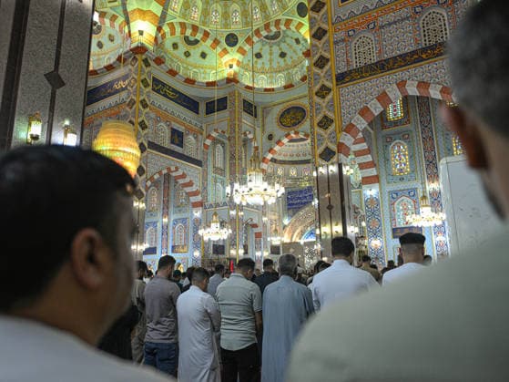 May 27, 2026, Erbil, Kurdistan Region, Iraq: Muslim worshippers gather in large numbers to perform Eid al Adha prayers and listen to the religious sermon inside the beautifully illuminated Jalil Khayat Mosque. The faithful are seen immersed in devotion under the mosque s grand chandelier and intricate Islamic architecture marking the Festival of Sacrifice Erbil Iraq  - ZUMAy105 20260527_zip_y105_006 Copyright: xMahmoodxYaseenx