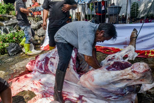 May 27, 2026, Bandung, West Java, Indonesia: Muslims prepare meat during Eid al-Adha celebrations in Bandung, Indonesia. Muslims around the world celebrate Eid al-Adha, to commemorate the Prophet Abraham s willingness to sacrifice his son as a sign of his obedience to Allah, where they sacrifice halal animals - generally goats, sheep and cows. Bandung Indonesia - ZUMAr272 20260527_zip_r272_032 Copyright: xDimasxRachmatsyahx