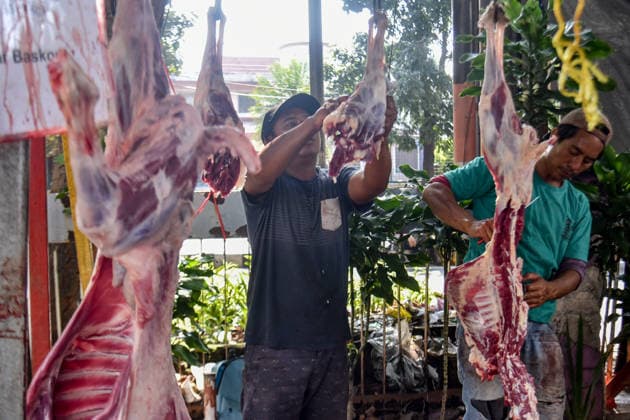 May 27, 2026, Bandung, West Java, Indonesia: Muslims prepare meat during Eid al-Adha celebrations in Bandung, Indonesia. Muslims around the world celebrate Eid al-Adha, to commemorate the Prophet Abraham s willingness to sacrifice his son as a sign of his obedience to Allah, where they sacrifice halal animals - generally goats, sheep and cows. Bandung Indonesia - ZUMAr272 20260527_zip_r272_033 Copyright: xDimasxRachmatsyahx
