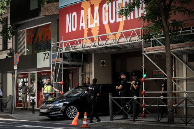 The UCO goes to the national headquarters of the PSOE in Ferraz within an investigation for alleged illegal financing Agents of the National Police positioned at the entrance of the national headquarters of the PSOE in Ferraz, on 27 May 2026, in Madrid Spain Agents of the Central Operative Unit UCO of the Guardia Civil have gone early this Wednesday to the federal headquarters of the PSOE The action is part of an investigation led by the judge of the Audiencia Nacional Santiago Pedraz The case includes a separate piece, declared secret, about alleged frauds of public contracts linked to the former Chairman of SEPI Vicente Fernández, the former Socialist councilwoman Leire Díez and the businessman Antxon Alonso 27 MAY 2026 Diego Radamé Madr  Copyright: xDiegoxRadamÃ sx 7553403