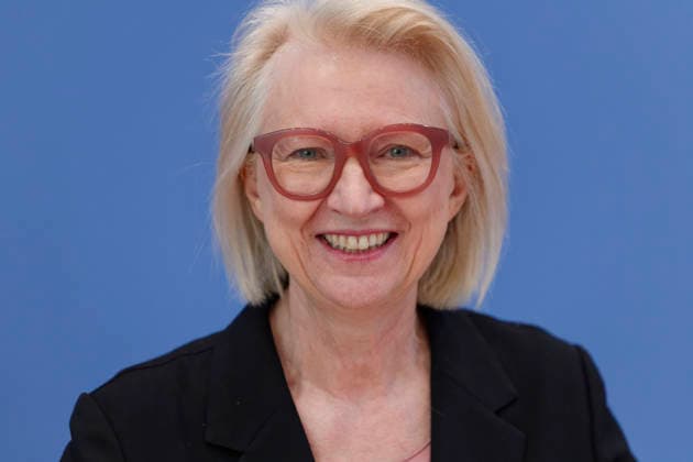 Wirtschaftsweise stellen Frühjahrsgutachten vor 2026-05-27 Deutschland, Berlin Bundespressekonferenz: Der Sachverständigenrat zur Begutachtung der gesamtwirtschaftlichen Entwicklung präsentiert sein Frühjahrsgutachten 2026. Im Bild Prof. Dr. Monika Schnitzer, Vorsitzende.. *** The German Council of Economic Experts presents its spring report 2026 05 27 Germany, Berlin Federal Press Conference The German Council of Economic Experts presents its spring report 2026 In the picture Prof Dr Monika Schnitzer, Chairwoman