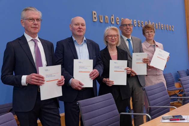 Wirtschaftsweise stellen Frühjahrsgutachten vor 2026-05-27 Deutschland, Berlin Bundespressekonferenz: Der Sachverständigenrat zur Begutachtung der gesamtwirtschaftlichen Entwicklung präsentiert sein Frühjahrsgutachten 2026. Im Bild v.l.: Prof. Dr. Martin Werding, Prof. Dr. Achim Truger, Prof. Dr. Monika Schnitzer, Vorsitzende, Prof. Dr. Gabriel Felbermayr, Ph.D., Prof. Dr. Veronika Grimm.. *** The German Council of Economic Experts presents its Spring Report 2026 05 27 Germany, Berlin Federal Press Conference The German Council of Economic Experts presents its Spring Report 2026 Pictured from left Prof Dr Martin Werding, Prof Dr Achim Truger, Prof Dr Monika Schnitzer, Chairwoman, Prof Dr Gabriel Felbermayr, Ph D , Prof Dr Ver